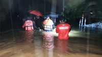 Banjir yang terjadi sejak Natal tersebut membuat 46.000 warga mengungsi dan 8 orang di antaranya meninggal.
