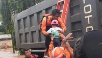 Evakuasi warga dilakukan dengan truk.