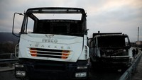 Truk yang terbakar memblokir jalan di kota Mitrovica, Kosovo 29 Desember 2022. Kosovo dan Serbia sebetulnya berkonflik sejak lama. Dalam beberapa tahun terakhir, Beograd--pusat pemerintahan Serbia--berulang kali mengerahkan pasukan di perbatasan.