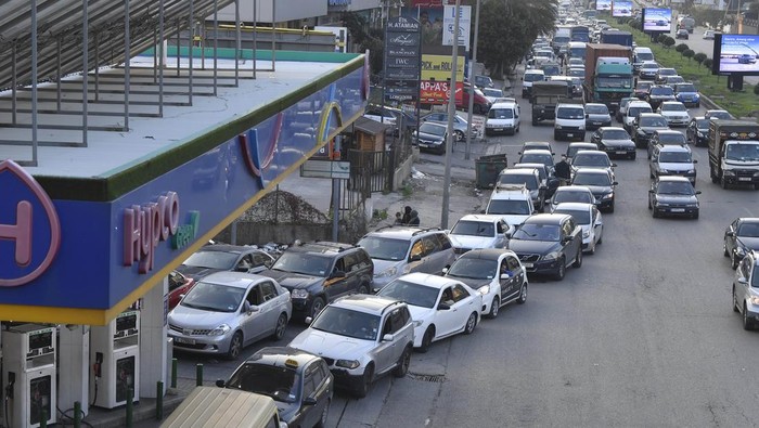 BEIRUT, LEBANON - DECEMBER 28: Long queues formed outside a gas station due to the fuel crisis in Beirut, Lebanon on December 28, 2022. (Photo by Houssam Shbaro/Anadolu Agency via Getty Images)