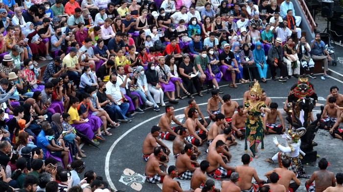 Libur AKhir Tahun Pulau Dewata Bali Diserbu Wisatawan Penari berinteraksi dengan wisatawan yang menyaksikan atraksi wisata Tari Kecak Uluwatu di kawasan Uluwatu, Badung, Bali, Rabu (28/12/2022). Tari Kecak Uluwatu yang dipentaskan dalam dua sesi setiap harinya itu menjadi salah satu atraksi wisata yang ramai dikunjungi wisatawan liburan akhir tahun di Pulau Dewata.