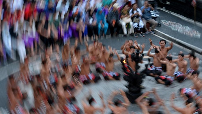 Penari berinteraksi dengan wisatawan yang menyaksikan atraksi wisata Tari Kecak Uluwatu di kawasan Uluwatu, Badung, Bali, Rabu (28/12/2022). Tari Kecak Uluwatu yang dipentaskan dalam dua sesi setiap harinya itu menjadi salah satu atraksi wisata yang ramai dikunjungi wisatawan liburan akhir tahun di Pulau Dewata.
