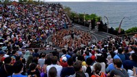 Tari Kecak Uluwatu yang dipentaskan dalam dua sesi setiap harinya itu menjadi salah satu atraksi wisata yang ramai dikunjungi wisatawan liburan akhir tahun di Pulau Dewata.
