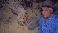 Pada peringatan 100 tahun penemuan makam Raja Tut, sekelompok arkeolog menggali makam kerajaan yang sebelumnya tidak dikenal yakni Ratu Neith. Makam tersebut ditemukan di Saqqara, sebuah situs arkeologi di Giza, Mesir. Selain makam, para peneliti menemukan banyak peti mati dan mumi, beberapa di antaranya milik pemimpin tinggi dan penasihat terdekat Raja Tut.(Foto: Arkeolog Mesir Zahi Hawass)