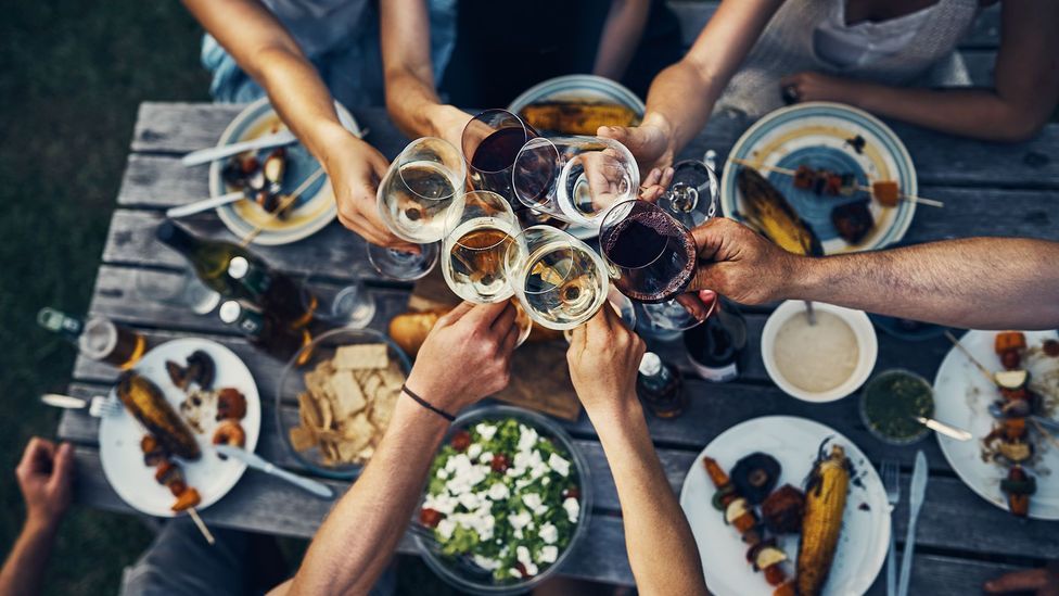 Eating with friends turns out to make women consume more calories