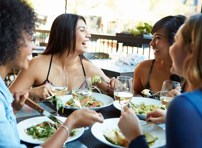 Makan Bareng Teman, Ternyata Membuat Wanita Mengasup Kalori Lebih Banyak