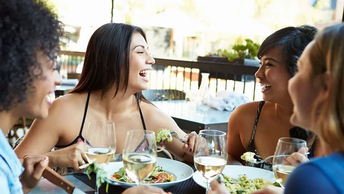 Makan Bareng Teman, Ternyata Membuat Wanita Mengasup Kalori Lebih Banyak