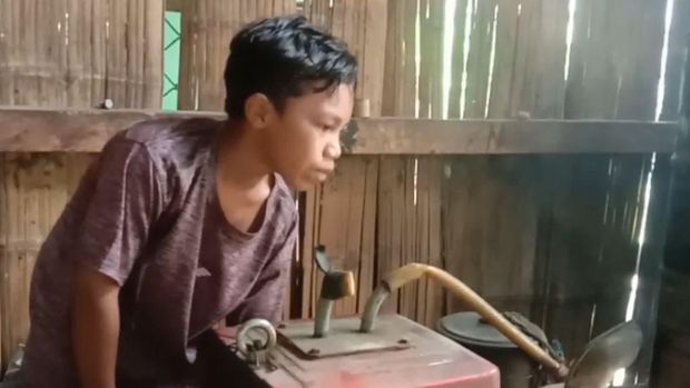 Aril, remaja kelas 2 SMP asal Manggarai Timur, NTT, terpaksa mencari nafkah dengan menjadi montir panggilan. Yuk, bantu Aril dengan donasi di berbuatbaik.
