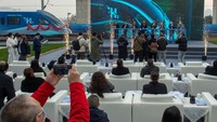 Sejumlah orang menghadiri acara peresmian kereta energi hidrogen pertama di dunia di Chengdu, Provinsi Sichuan, China, Rabu (28/12/2022).