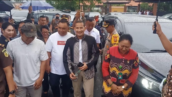 Menteri Pariwisata dan Ekonomi Kreatif (Menparekraf) RI Sandiaga Salahuddin Uno usai mencicipi Betutu Gilimanuk, Kamis (29/12/2022). (I Putu Adi Budiastrawan/detikBali).