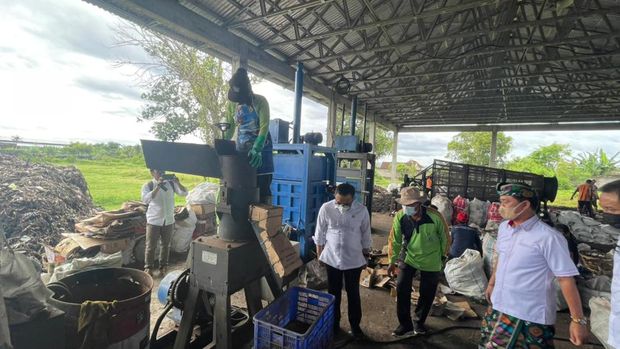 Menteri Pendayagunaan Aparatur Negara dan Reformasi Birokrasi (PANRB) Abdullah Azwar Anas mengapresiasi upaya pemerintah Kabupaten Klungkung dalam penanganan sampah, melalui terobosan Tempat Olah Sampah Setempat (TOSS). (HUMAS MENPANRB)