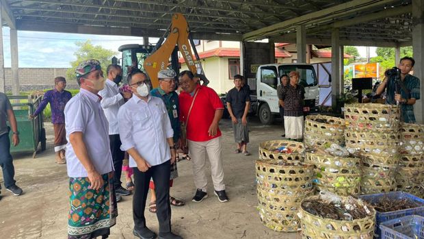 Menteri Pendayagunaan Aparatur Negara dan Reformasi Birokrasi (PANRB) Abdullah Azwar Anas mengapresiasi upaya pemerintah Kabupaten Klungkung dalam penanganan sampah, melalui terobosan Tempat Olah Sampah Setempat (TOSS). (HUMAS MENPANRB)