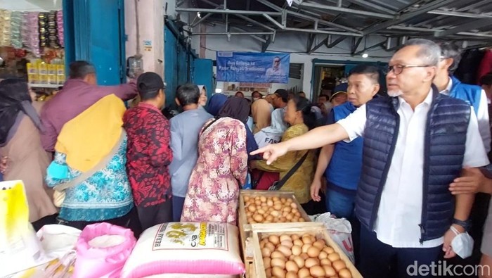 Menteri Perdagangan Zulkifli Hasan mengunjungi Pasar Sukorejo Kendal, Kamis (29/12/2022).