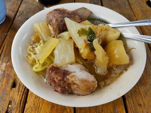 Topping Kikilnya Melimpah! Ini Mie Kocok BPJS Abah yang Viral