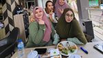 Momen Kuliner Seru Mpok Alpa Saat Makan Steak dan Jajanan Pasar
