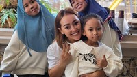 Momen seru Mpok Alpa saat kulineran bersama keluarga. Ia terlihat sangat senang menikmati aneka makanan. Foto: Instagram @nina_mpokalpa