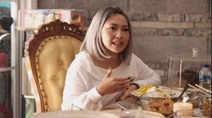 Momen Kuliner Seru Mpok Alpa Saat Makan Steak dan Jajanan Pasar