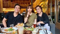 Mpok Alpa juga dekat dengan Anwar BAB. Begini momen mereka menikmati steak dan hidangan lainnya di sebuah restoran. Foto: Instagram @nina_mpokalpa