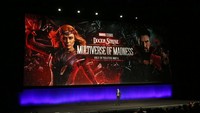 Dari Marvel, ada sekuel Doctor Strange yang berjudul Doctor Strange in the Multiverse of Madness. Film yang disutradarai ole Sam Raimi ini berhasil meraih 955,8 juta dolar AS di box office. Film ini dinilai menjadi kesegaran baru di sinematik Marvel (MCU), karena sentuhan dari sang sutradara yang berbeda. Selain itu, pengembangan karakter dari Stephen Strange (Benedict Cumberbatch) dan Wanda Maximoff (Elizabeth Olsen) juga semakin matang dan seru. (Gabe Ginsberg/Getty Images)