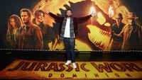 Film Jurassic World Dominion menjadi seri ketiga dari trilogi Jurassic World setelah Jurassic Park (1993) dan Jurassic World: Fallen Kingdom (2018). Film Box Office bergenre fiksi ilmiah ini, masih diadaptasi dari novel Jurassic Park karya Michael Crichton. Jurassic World: Dominion tercatat memperoleh pendapatan US$1 miliar atau setara dengan Rp15,6 triliun dari budget produksi sebesar US$185 juta. Capaian itu 62,4 persen dari pasar internasional dan 37,6 persen dari pasar domestik. (Don Arnold/Getty Images)