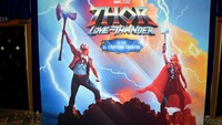 Film Thor: Love and Thunder yang dibintangi oleh aktor Chris Hemsworth, Natalie Portman, Chris Pratt, dan Tessa Thompson. Sutradara Taika Waititi, yang sebelumnya menjadi sutradara Thor: Ragnarok kembali ditunjuk untuk menggarap film ini. Film ini memiliki budget produksi US$250 juta dan memperoleh US$760 juta atau setara dengan Rp11,8 trilun. (Michael Tullberg/Getty Images)