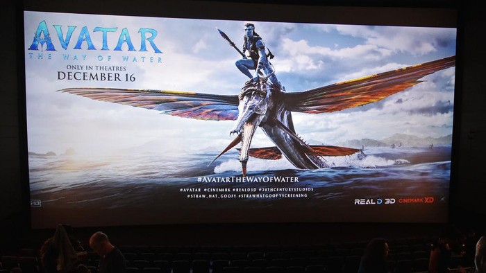Nih Daftar Film Box Office Terseru dan Terlaris Sepanjang 2022 Sekuel lain yang ditunggu-tunggu oleh pencinta film adalah Avatar: The Way of Water. Hadir 13 tahun sejak film pertamanya, sutradara James Cameron rasanya sukses membawa penonton kembali ke Pandora dan berpetualang bersama para karakter kesayangan. Film membawa premis sederhana tentang keluarga dan menjaga alam, namun, penyajiannya dihadirkan dengan begitu indah, megah. Film ini telah meraih lebih dari USD1,03juta dan angka tersebut masih belum final. Avatar: The Way of Water saat ini masih bisa ditonton di bioskop.