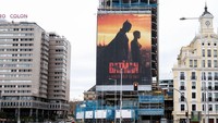 Film The Batman seolah membawa kembali pendekatan humanis dari seorang superhero yang dihadirkan oleh Matt Reeves. Ia pun seolah menjadi salah satu film dari genre tersebut yang paling baik (atau terbaik) di tahun ini dengan segala emosi yang ditampilkannya. Semua mata tertuju pada Robert Pattinson saat ia digadang-gadang menjadi Batman. Dan hasilnya sangat memuaskan, baik secara finansial maupun kritik. Film karya sutradara Matt Reeves ini berhasil meraih keuntungan sebesar 770,8 juta dolar AS. (Miguel Candela/SOPA Images/Getty Images)