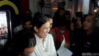 Nikita Mirzani tak berhenti tersenyum dan bisa kembali kumpul bersama anak-anaknya di rumah. Foto: Febri/detikHOT