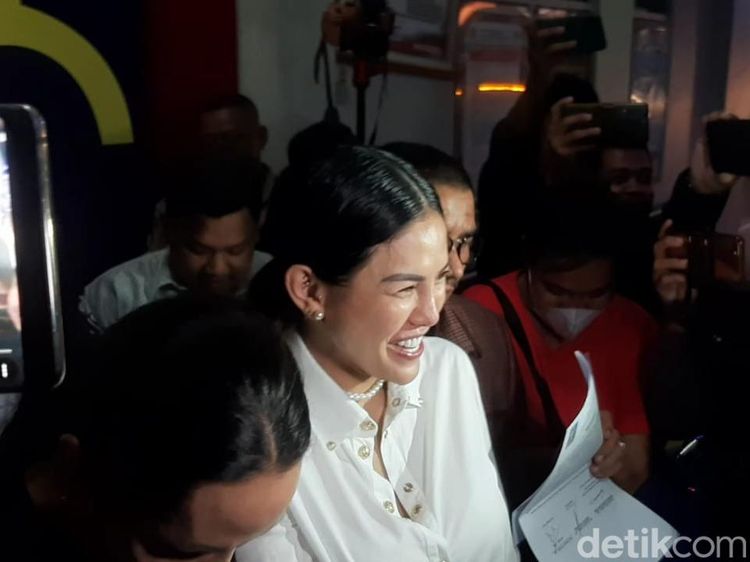 Senyum Lebar Nikita Mirzani Keluar dari Rutan