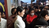 Setelah divonis bebas, Nikita Mirzani setelah magrib keluar dari Rutan Kelas IIB Serang, Banten. Foto: Febri/detikHOT