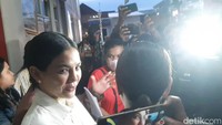 Nikita Mirzani semringah didampingi Fitri Salhuteru dan Fahmi Bachmid. Foto: Febri/detikHOT