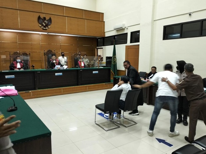 NIkita Mirzani Nangis Histeris di Sidang