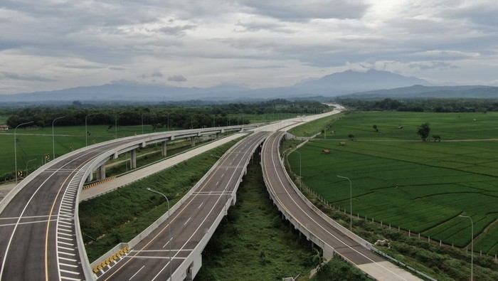 Foto udara pembangunan Tol Cisumdawu (Cileunyi-Sumedang-Dawuan) seksi 6 di Kabupaten Majalengka, Jawa Barat, Rabu (28/12/2022). Menurut Kementerian Koordinator Bidang Perekonomian melalui KPPIP (Komite Percepatan Penyediaan Infrastruktur Prioritas) pembangunan jalan tol tersebut ditargetkan dapat digunakana pada lebaran 2023 untuk akses jalan menuju Bandara Kertajati dan mengurai kemacetan jalan Nasional Bandung ke Majalengka. ANTARA FOTO/Fakhri Hermansyah /foc.