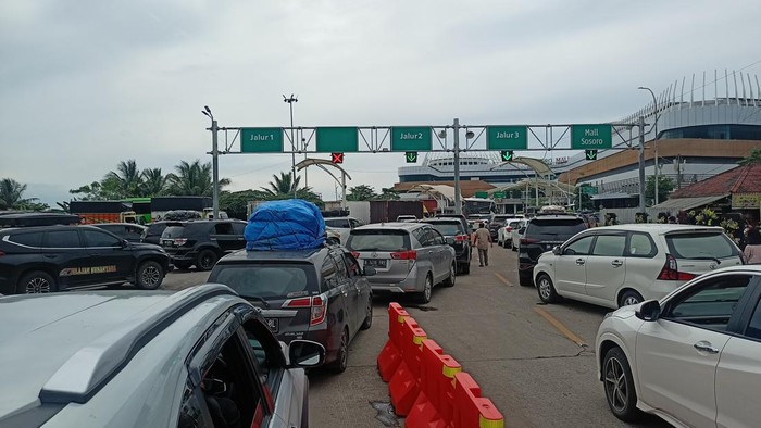Pelabuhan Merak Padat Jelang Tahun Baru, Penumpang Antre Berjam-jam (Adrial/detikcom)