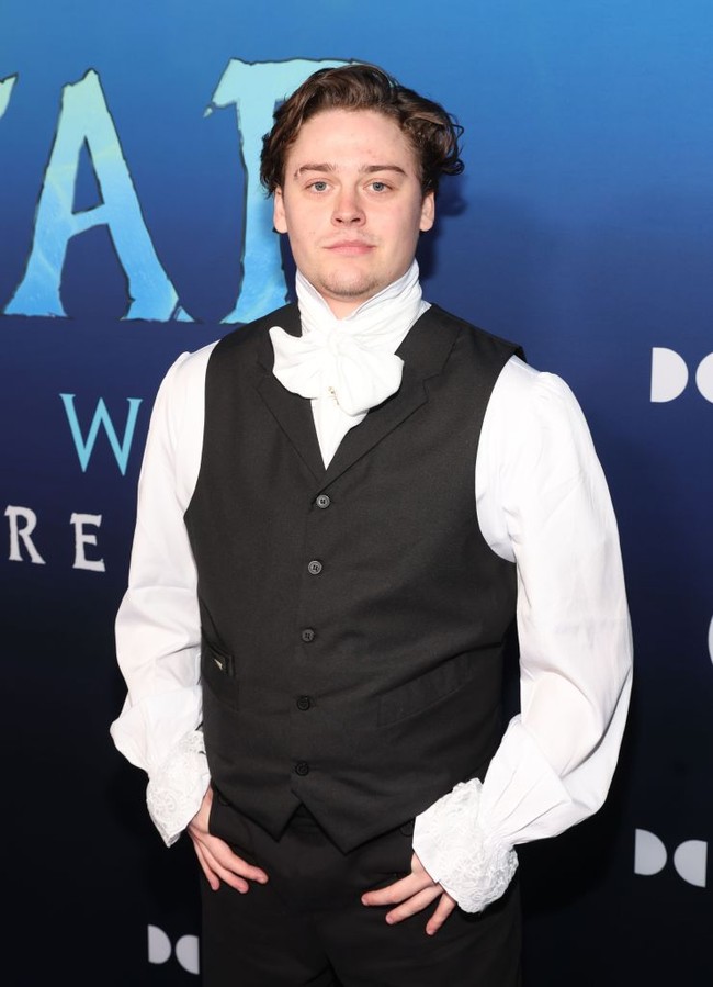 Buat kamu yang penasaran seperti apa pemeran Lo’ak di kehidupan nyata? Inilah aktor pemerannya Britain Dalton. Cowok 21 tahun ini adalah aktor Amerika Serikat yang populer lewat serial Goliath. Foto: WireImage/Jeremy Chan