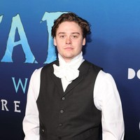 Buat kamu yang penasaran seperti apa pemeran Lo’ak di kehidupan nyata? Inilah aktor pemerannya Britain Dalton. Cowok 21 tahun ini adalah aktor Amerika Serikat yang populer lewat serial Goliath. Foto: WireImage/Jeremy Chan