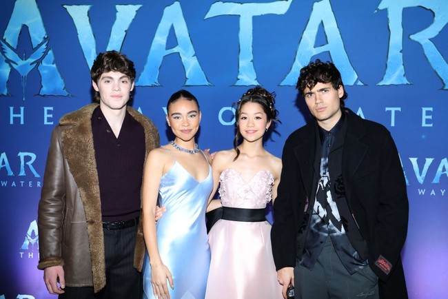 Yang menarik dan berbeda dari Avatar 2 adalah kehadiran anak-anak Jake Sully dan Neytiri. Setelah Jake menetap di negeri Pandora sebagai bangsa Navi, dia dan Neytiri dikaruniai tiga anak yaitu Neeteyam, Lo’ak dan Tuk. Serta seorang anak adopsi, Kiri. Foto: WireImage/Jeremy Chan