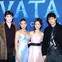 Yang menarik dan berbeda dari Avatar 2 adalah kehadiran anak-anak Jake Sully dan Neytiri. Setelah Jake menetap di negeri Pandora sebagai bangsa Navi, dia dan Neytiri dikaruniai tiga anak yaitu Neeteyam, Lo’ak dan Tuk. Serta seorang anak adopsi, Kiri. Foto: WireImage/Jeremy Chan