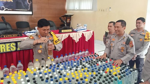 Pemusnahan miras jenis arak dan tuak di halaman Polres Jembrana, Kamis (29/12/2022).