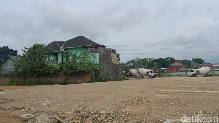 Penampakan rumah bertingkat yang masih berdiri di proyek tol Jogja-Solo di Klaten. Dipotret pada Jumat (23/12/2022).