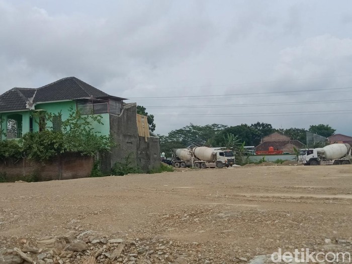 Penampakan rumah bertingkat yang masih berdiri di proyek tol Jogja-Solo di Klaten. Dipotret pada Jumat (23/12/2022).