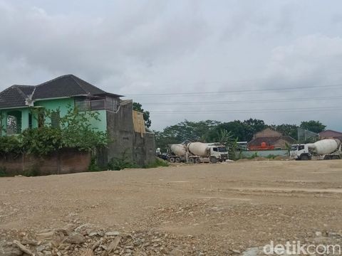 Penampakan rumah bertingkat yang masih berdiri di proyek tol Jogja-Solo di Klaten. Dipotret pada Jumat (23/12/2022).