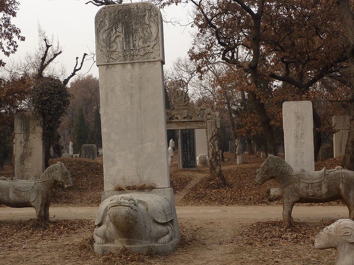 Penanda makam Konghuchu di kawasan pemakaman Dukes of Yansheng, klan Kong dan pemerintah feodal Qufu, China.