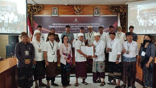 Ida Bagus Dharmawijaya Mantra saat menyerahkan berkas dukungan minimal di KPU Bali, Kamis (29/12/2022).