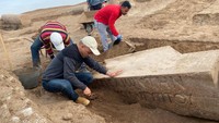 Arkeolog di situs Tell el-Farama di Semenanjung Sinai menemukan sisa-sisa kuil yang didedikasikan untuk Zeus-Kasios, dewa yang merupakan persilangan antara Zeus dan dewa cuaca Kasios. Para peneliti menemukan candi tersebut setelah memperhatikan bagian dari dua kolom granit merah muda yang menyembul dari tanah, yang mereka yakini pernah menopang gerbang depan candi dan kemungkinan besar runtuh pada zaman kuno saat terjadi gempa besar. (Foto: Kementerian Pariwisata dan Benda Kepurbakalaan Mesir)