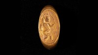 Saat menjelajahi situs pemakaman di Akhenaten (Amarna modern), sebuah kota di selatan Kairo, para arkeolog menemukan harta karun artefak emas, termasuk kalung dan tiga cincin.Salah satu perhiasan menonjol karena ukiran Bes, juga dikenal sebagai dewa kesenangan yakni gambar kuno dewa yang suka bersenang-senang dapat ditemukan di seluruh Mesir. Dewa ini juga dikenal sebagai pelindung wanita saat melahirkan.(Foto: Kementerian Pariwisata dan Benda Kepurbakalaan Mesir)