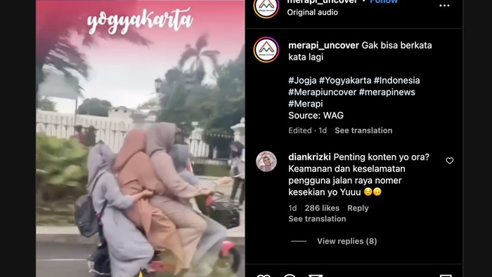 Perempuan naik sepeda listrik bonceng empat sambil melakukan selfie