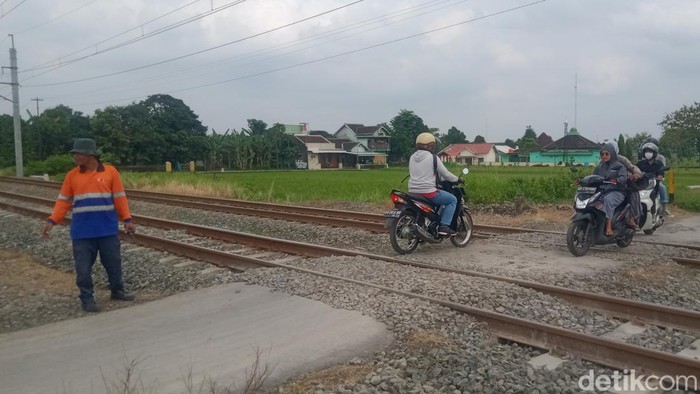 Perlintasan kereta api tanpa palang di Desa Boto, Kecamatan Wonosari, Klaten.