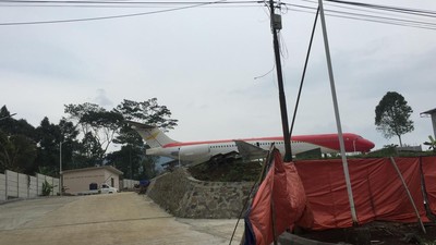 Pesawat Livery Kepresidenan di Pinggir Jalan Tasik