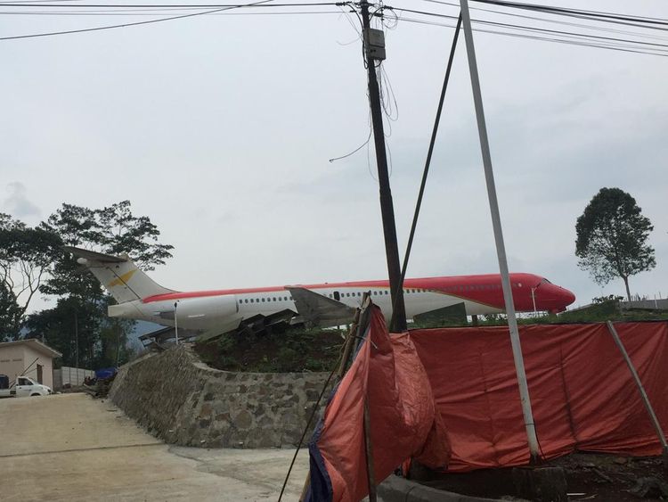 Pesawat Livery Kepresidenan di Pinggir Jalan Tasik